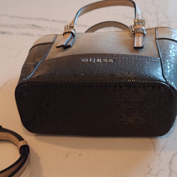 Guess purse - Picture 6 of 6